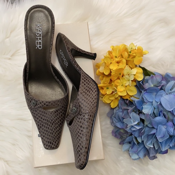 NEW! Gray Kitten Heel Snakeskin Mules Size 6 - Picture 1 of 4
